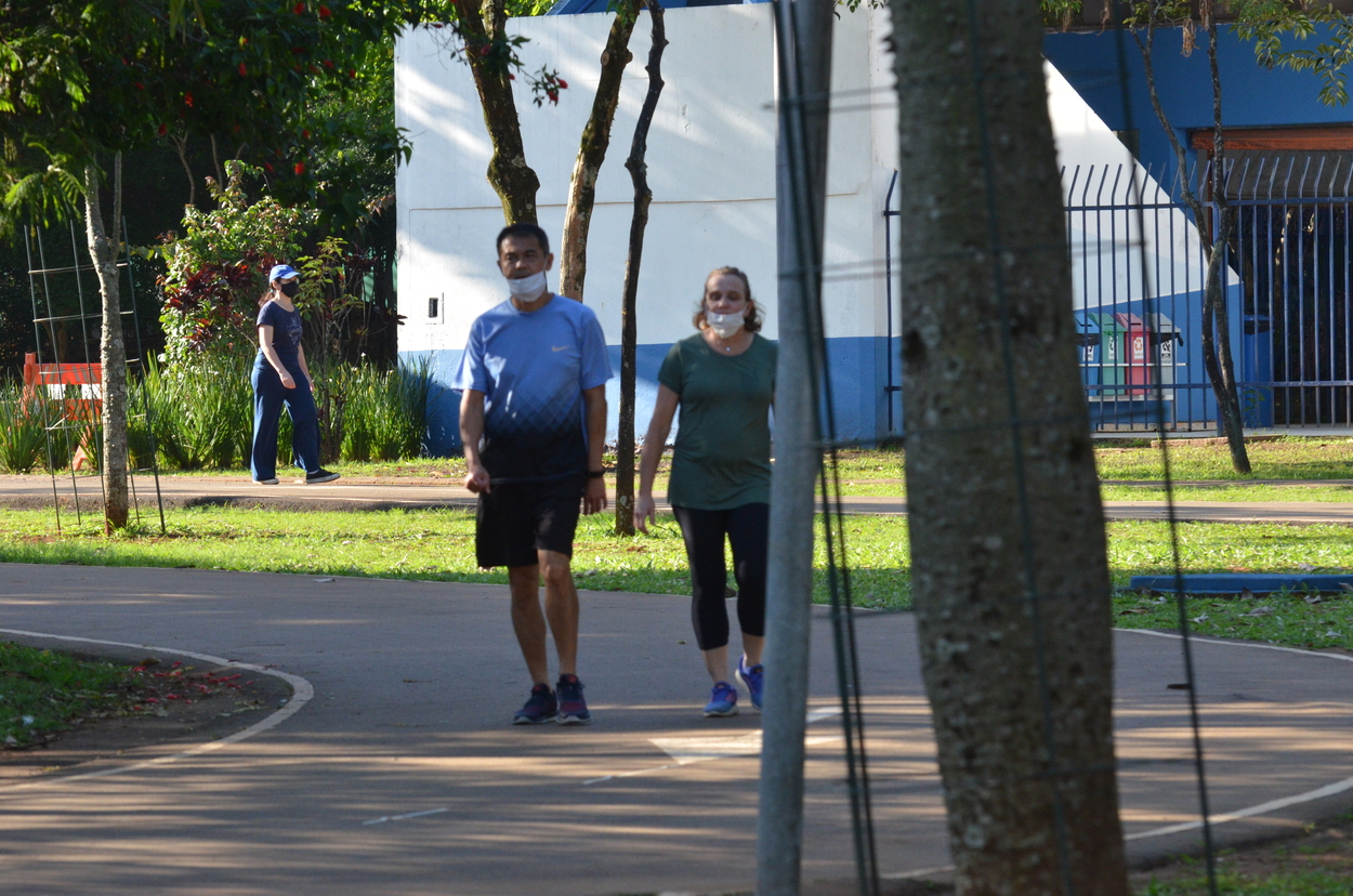 Na imagem, estão dois munícipes fazendo caminhada no Parque das Bicicletas